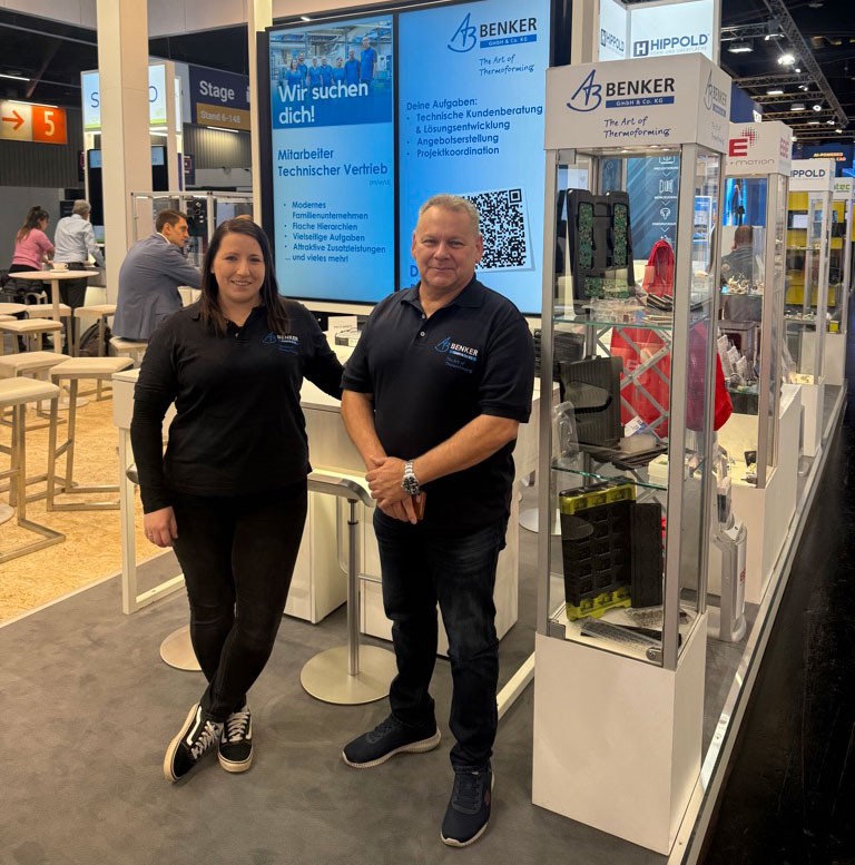 Personen am Messestand auf der Fachpack