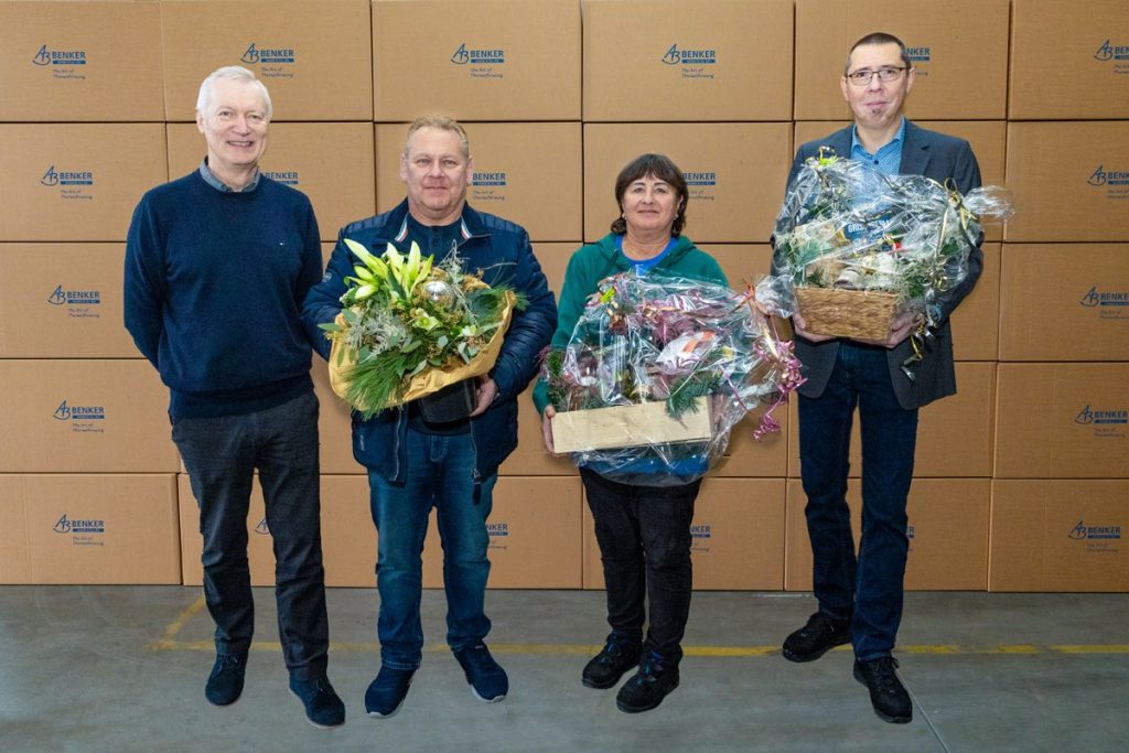 Geehrte Jubilare mit Blumensträußen