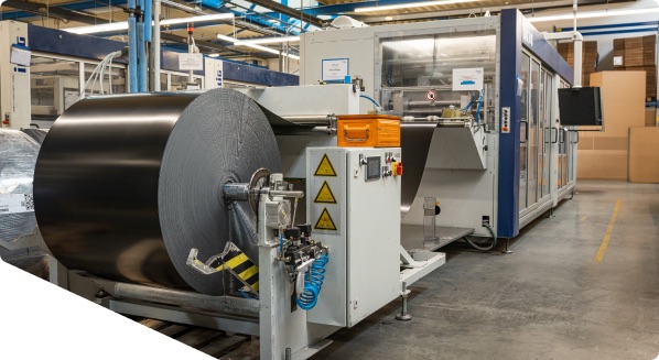 Große Kunststofffolienrolle an einer Produktionsanlage im Werk